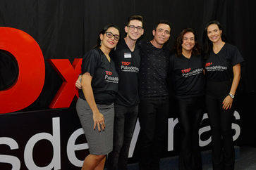 Luciano Araújo interagindo com participantes após palestra no TEDx Patos de Minas - consultor de identidade e propósito profissional