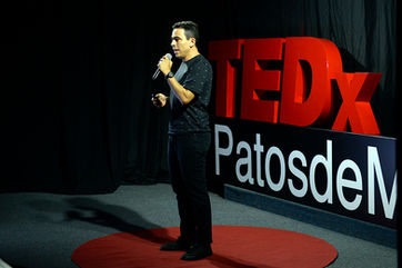 Luciano Araújo palestrando no TEDx Patos de Minas MG em 2018