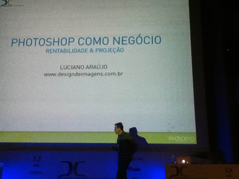 Luciano Araújo palestrando para plateia em evento corporativo - palestra motivacional e de comunicação criativa