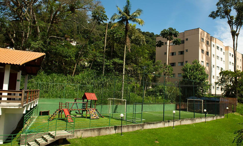 Miniatura: Áreas de lazer: parquinho infantil e campo de futebol