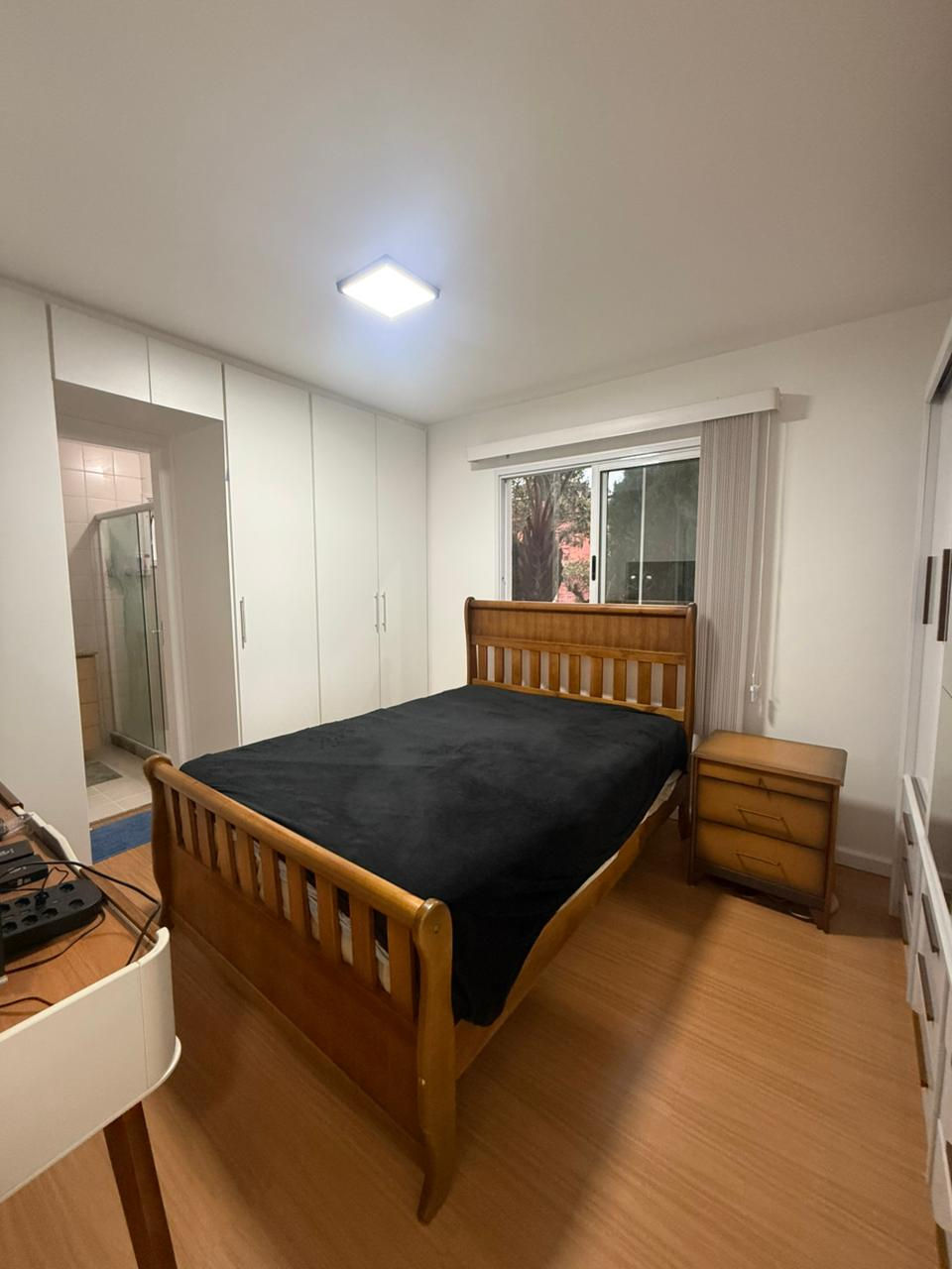 Miniatura: Quarto com cama de madeira, guarda-roupas brancos