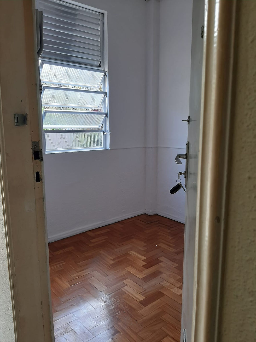 Miniatura: Quarto com piso de madeira e janela