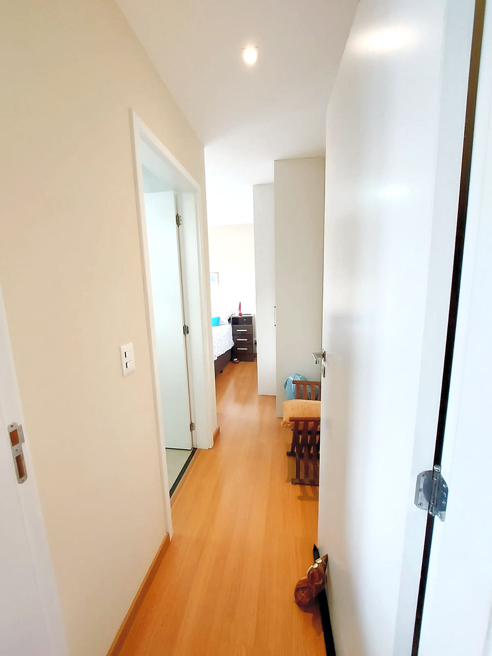 Miniatura: Corredor do apartamento com piso de madeira.