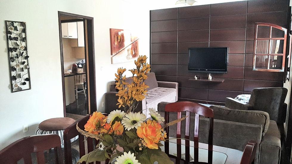 Miniatura: Sala de estar e jantar de apartamento com flores.