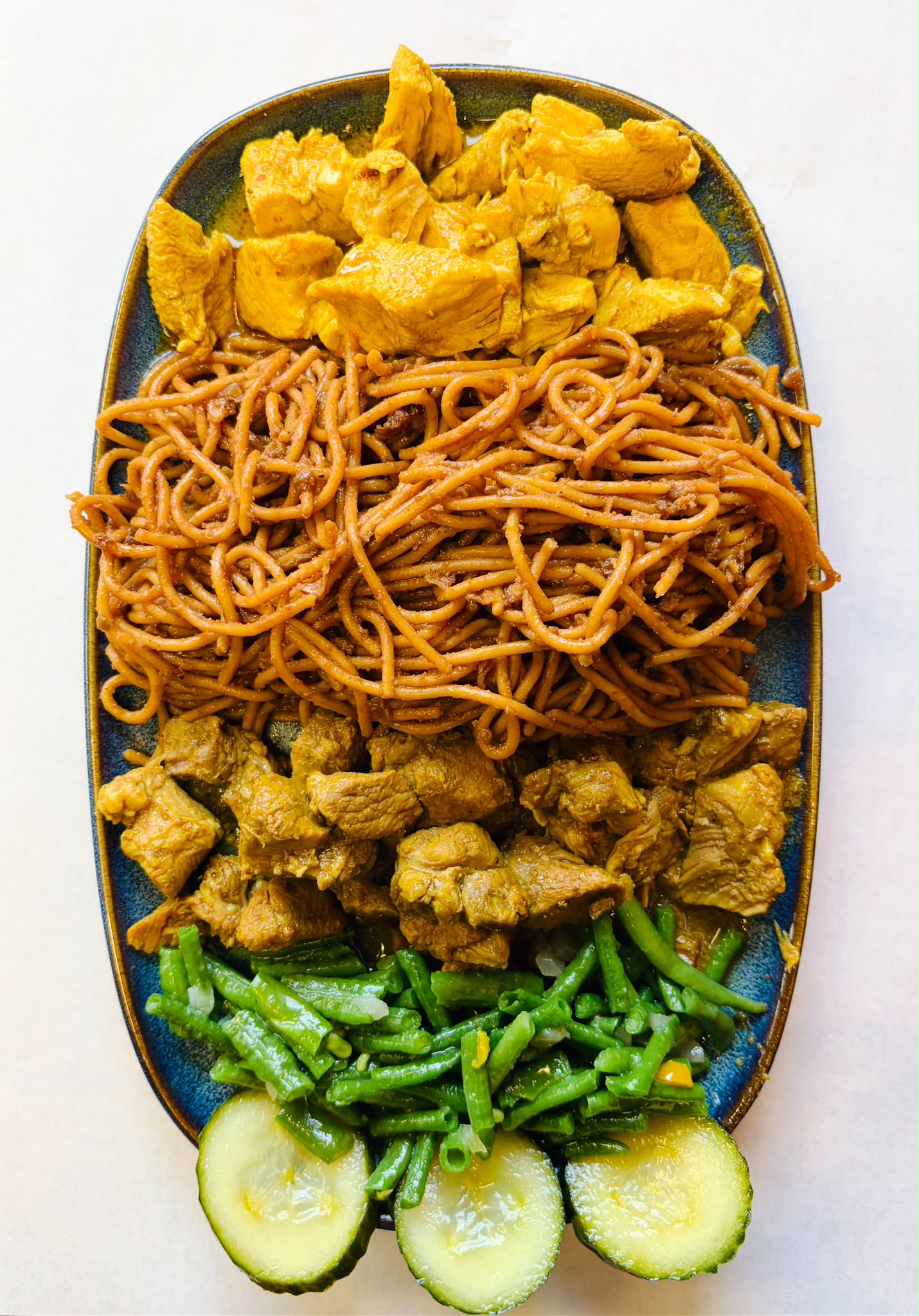 Originele foto van Surinaamse bami en groenten