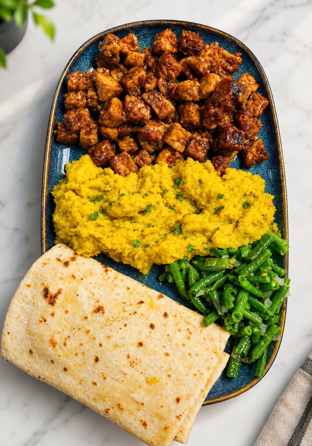Originele foto van roti met bijgerechten en groenten