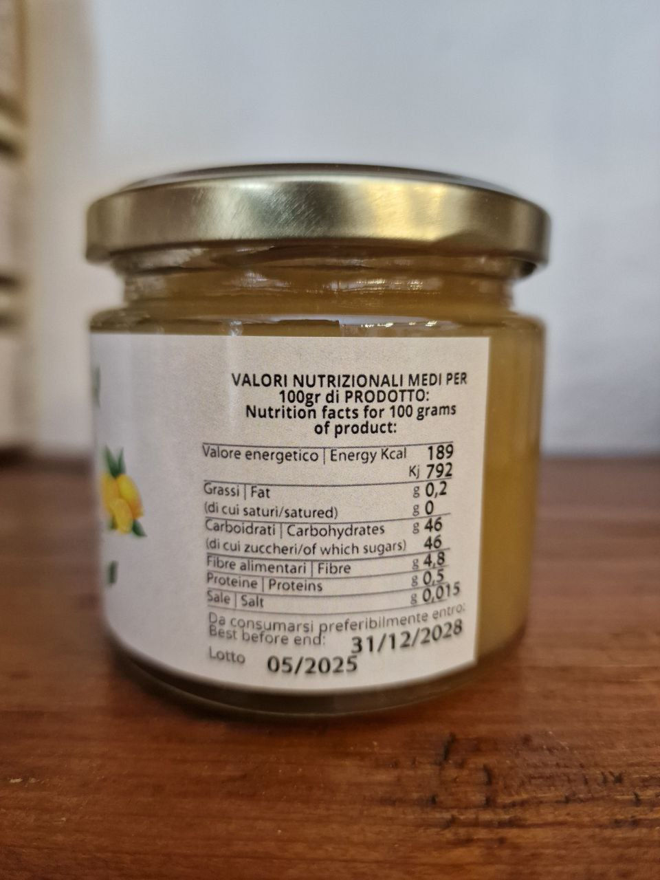 vasetto di Marmellata di Limone Antico di Rocca Imperiale 220g su sfondo in pietra