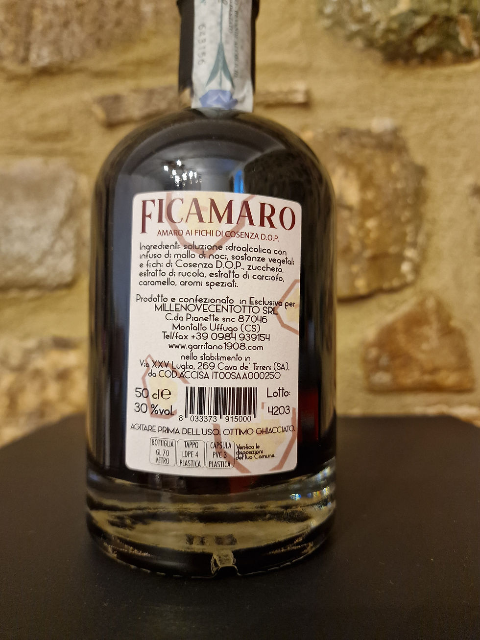 Bottiglia di Ficamaro da 50cl su sfondo in pietra