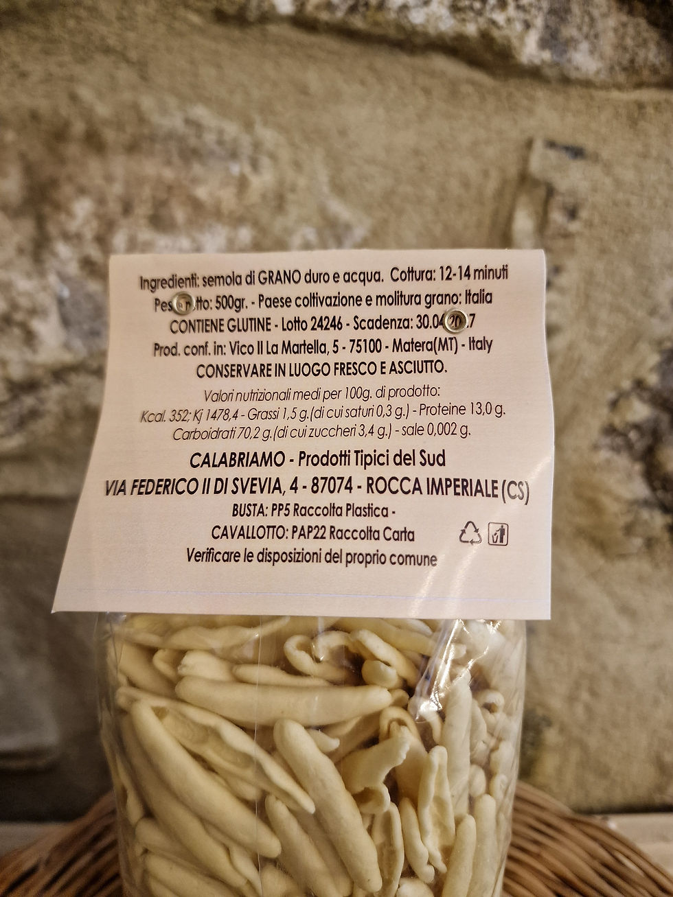 busta di pasta arrtigianale Cavatelli 500g su sfondo in pietra