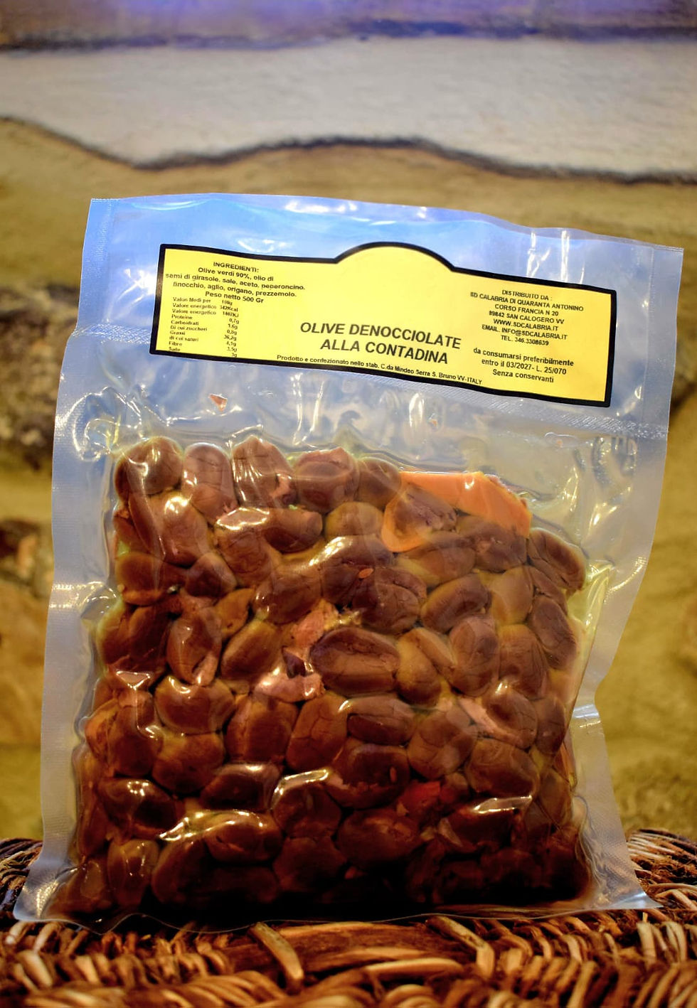 confezione di Olive denocciolate alla Contadina su sfondo in pietra
