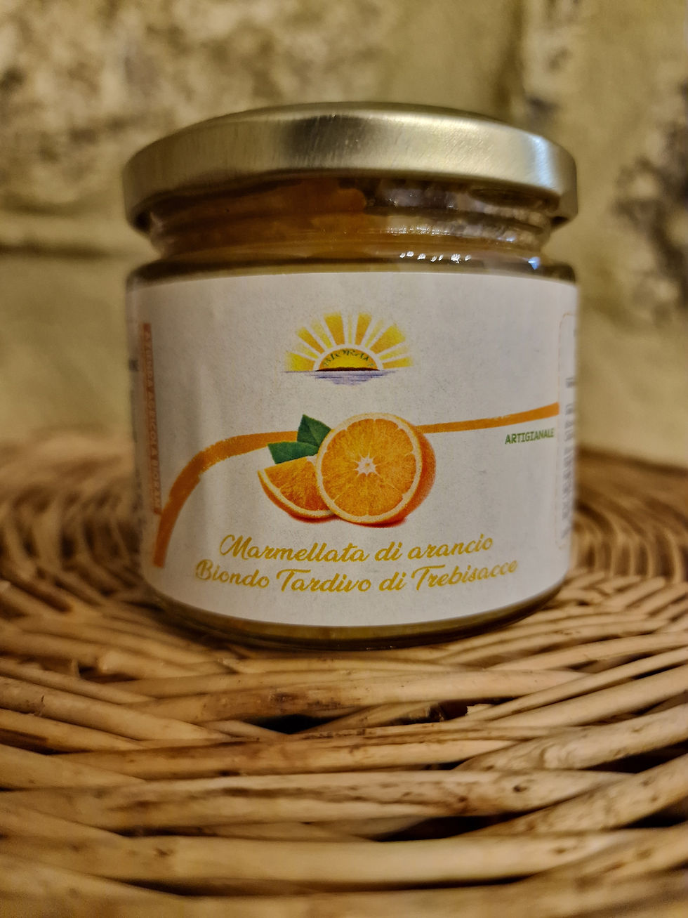 Vasetto di marmellata di arancio biondo di trebisacce su sfondo in pietra