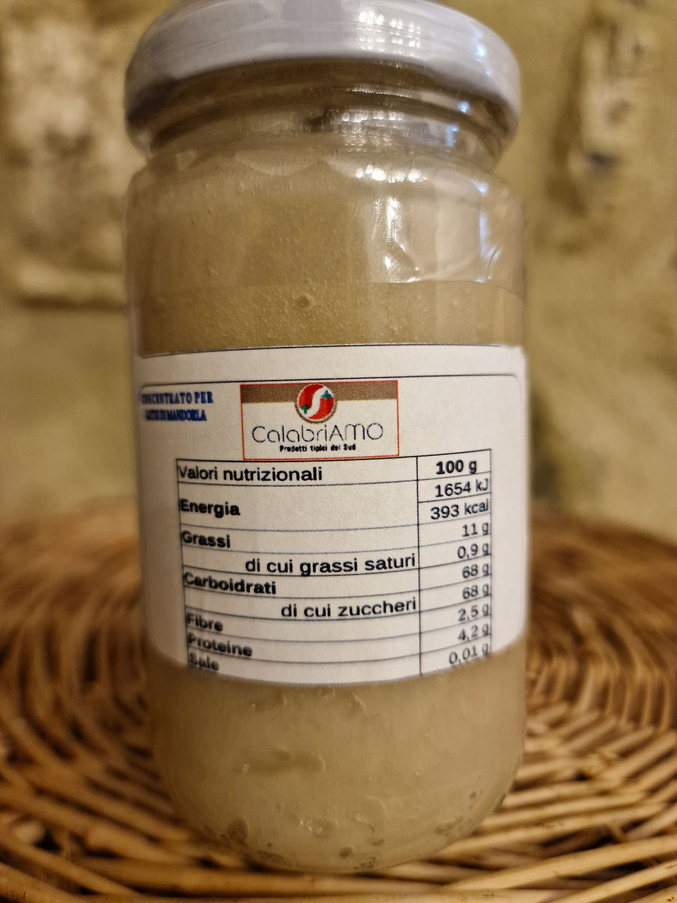 vasetto di concentrato di latte di mandorla su sfondo in pietra