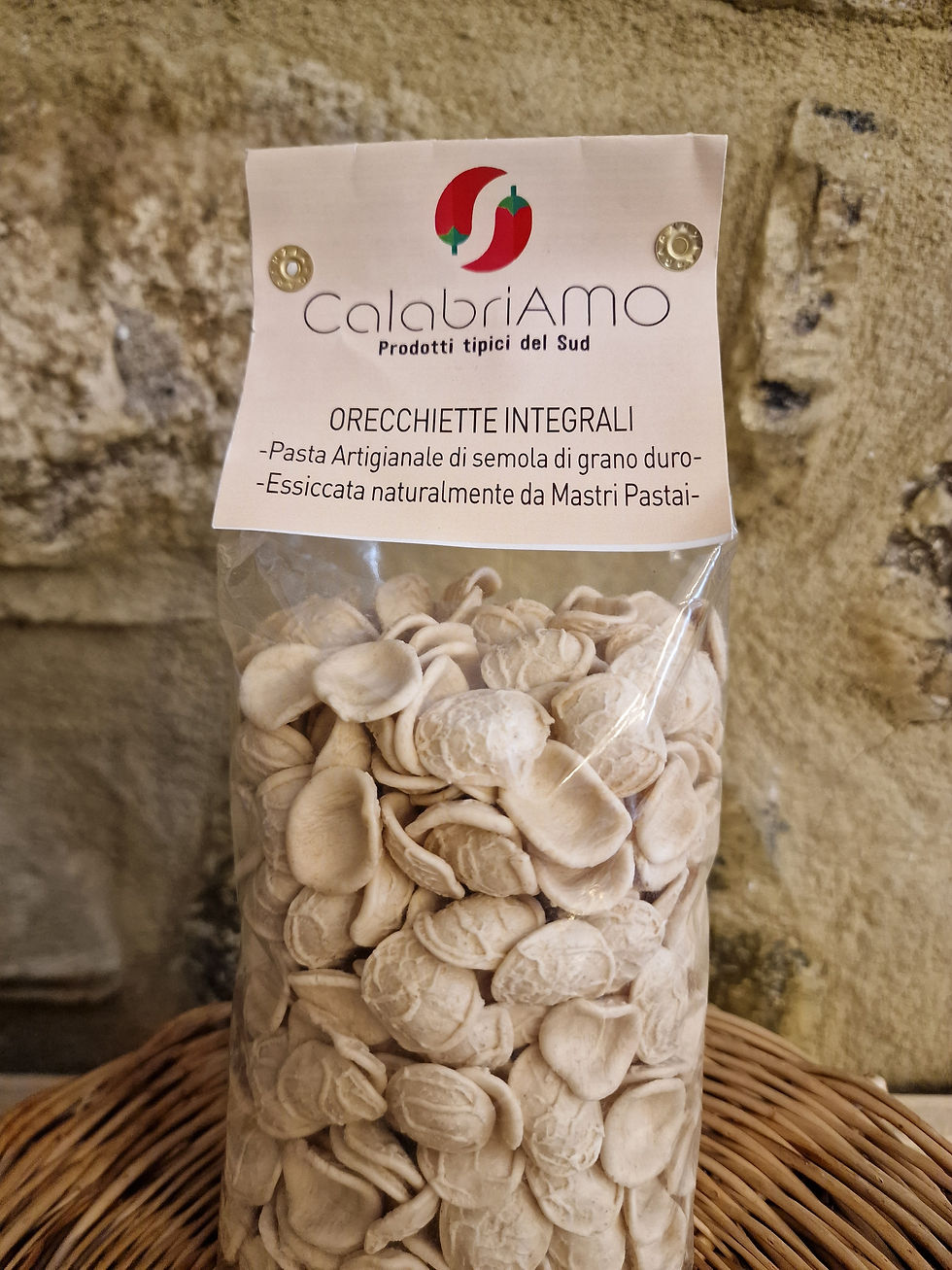 Primo piano di orecchiette integrali caserecce, pasta salutare e artigianale