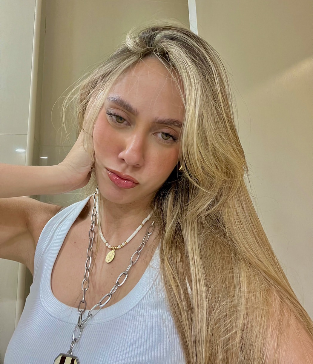Mujer joven rubia posando para testimonio