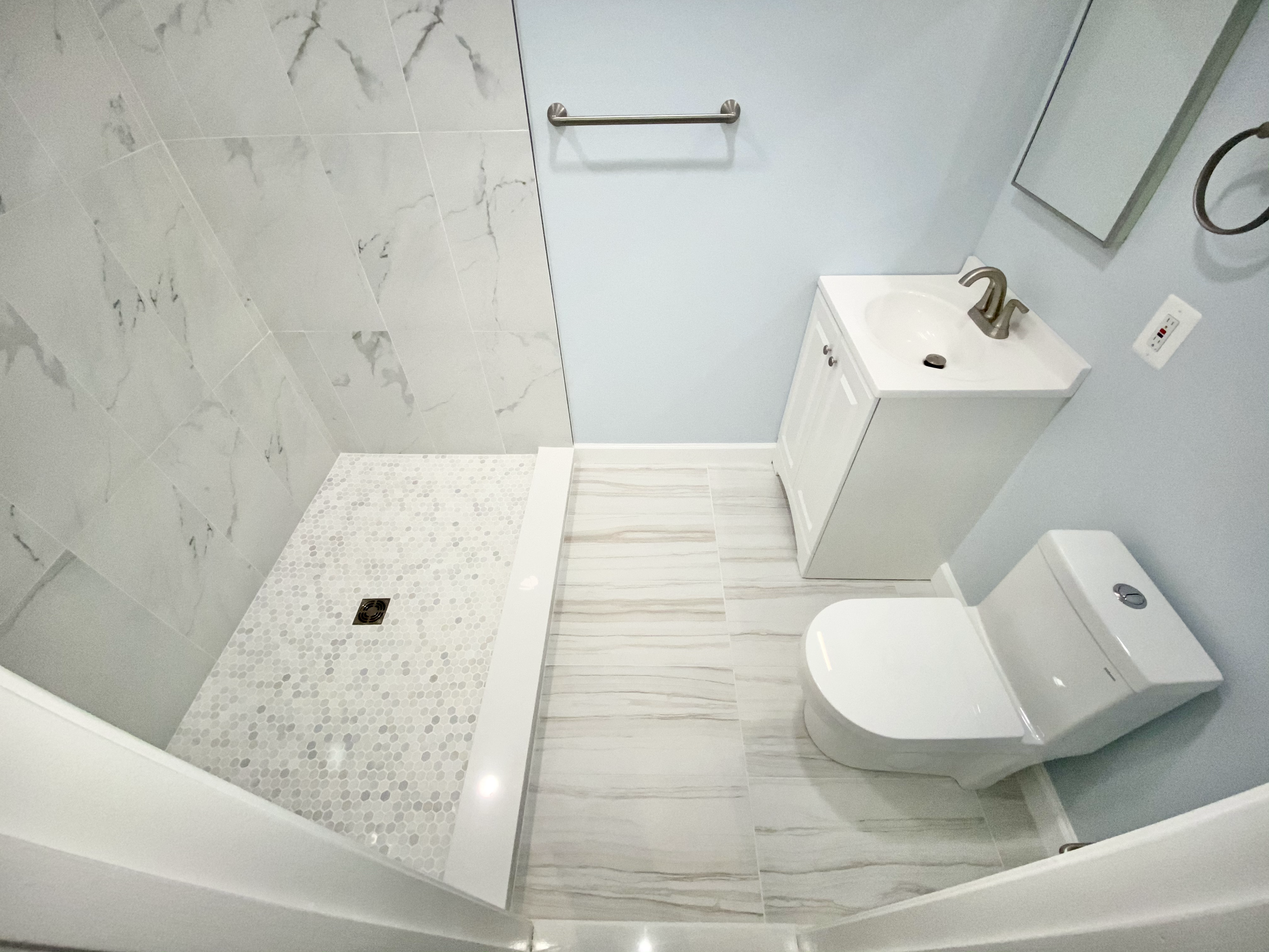 Spacious New Full Bathroom
