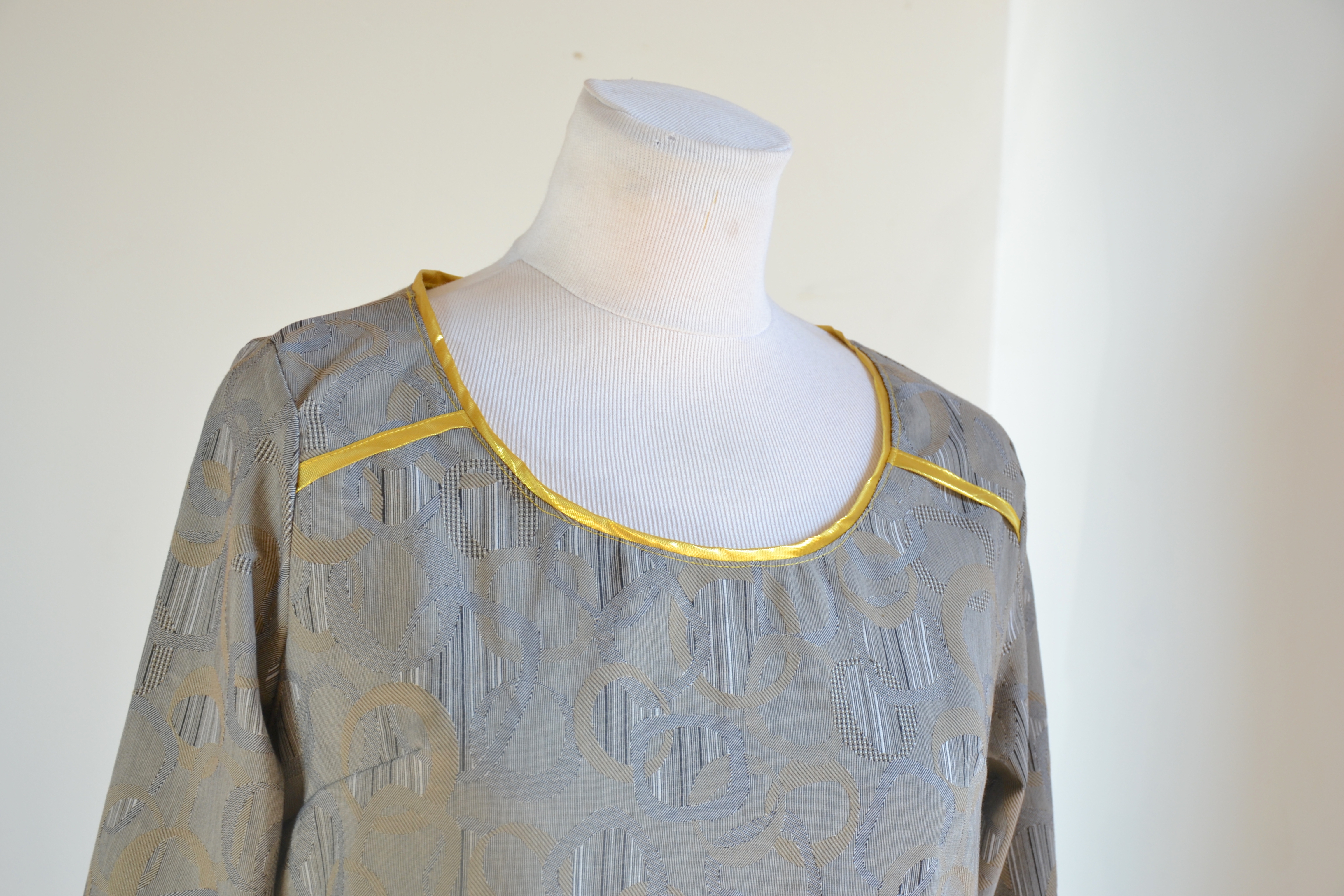 Robe biais doré grise