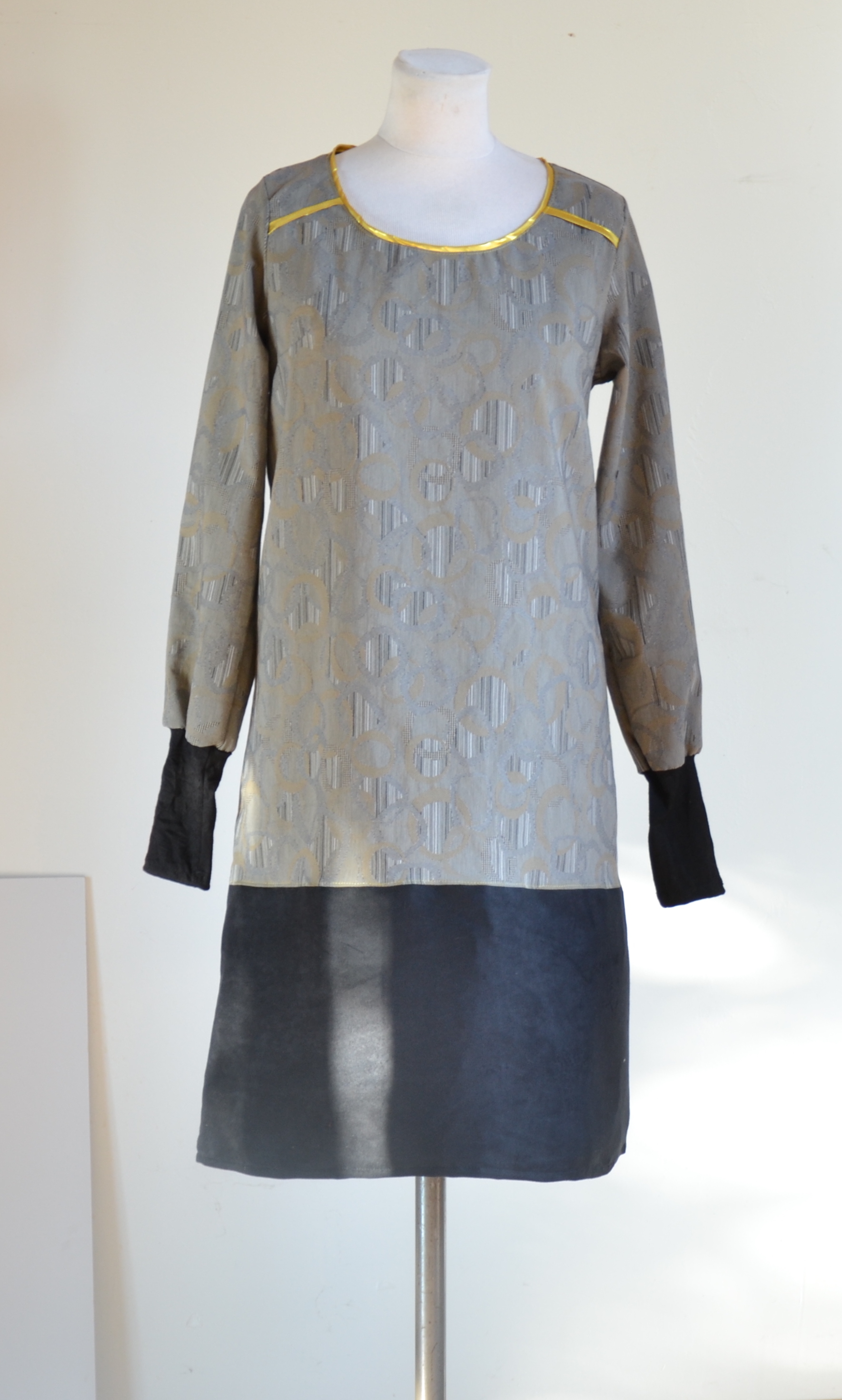 Robe biais doré grise