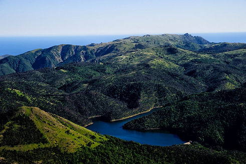 Lago Bruno e boschi delle Capanne di Marcarolo con il Mar Ligure all’orizzonte