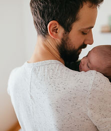 Jeune papa AVEC avec SAJESSES, la qualité d'accueil du jeune enfant en crèche et avec les