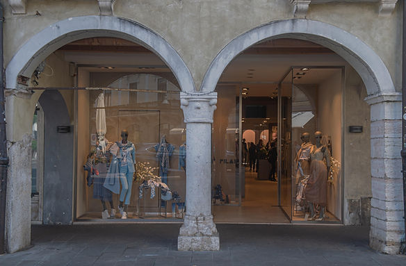 La vasta scelta dall'abito all'accessorio, i continui arrivi settimanali e l'ottimo prezzo dei capi, permettono a tutte di poter scegliere e farsi consigliare l'outfit più giusto. I nostri punti di forza: Vestire le vostre occasioni speciali - L'attenzione particolare agli abbinamenti - Taglie dalla 38 alla 50