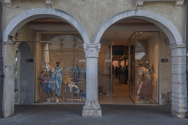 Pilar ModaUno stile raffinato e ricercato, un negozio sempre attento alle diverse esigenze