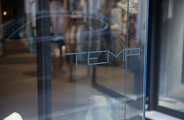 La vasta scelta dall'abito all'accessorio, i continui arrivi settimanali e l'ottimo prezzo dei capi, permettono a tutte di poter scegliere e farsi consigliare l'outfit più giusto. I nostri punti di forza: Vestire le vostre occasioni speciali - L'attenzione particolare agli abbinamenti - Taglie dalla 38 alla 50