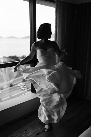 Foto de uma noiva girando enquanto a saia do vestido vai rodando