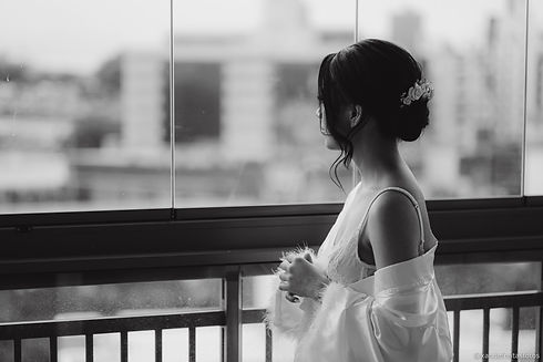 Noiva olhando através da janela