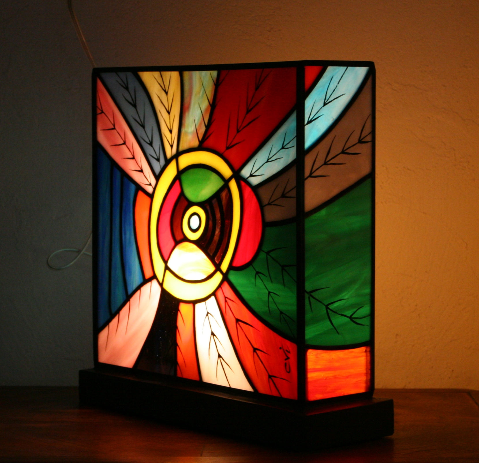 Lampe Vitrail Tiffany Art Contemporain "Dzungla", grisaille et socle béton ciré