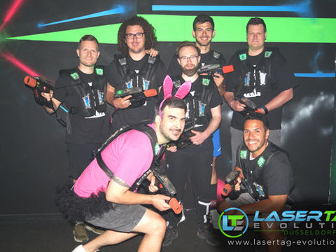 LaserTag-Evolution-Duesseldorf-Gruppenfoto-Ausflug-Spaß