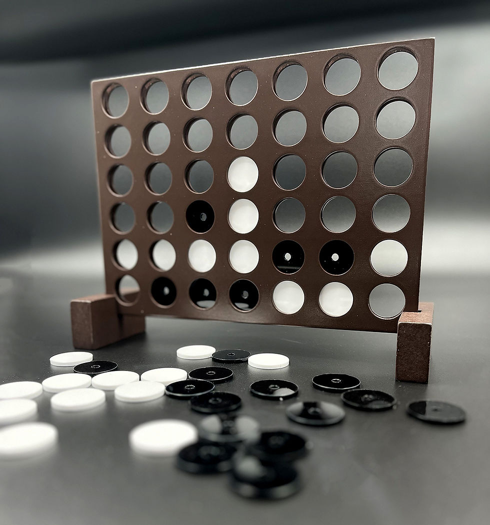 Fyra på rad, stående spelbricka med svarta och vita spelbrickor