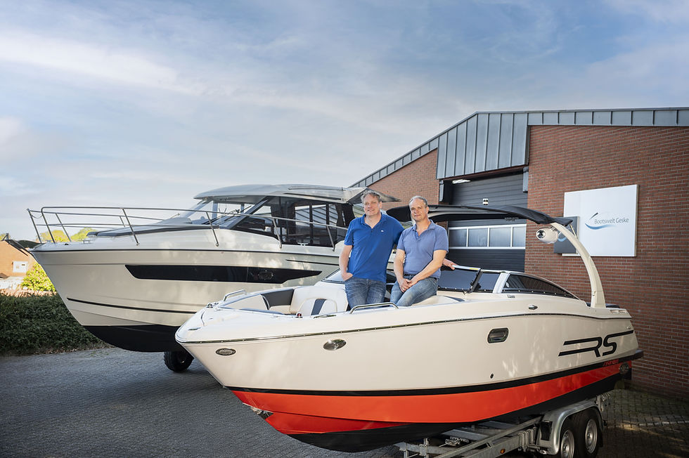 Detlef Geske und Jens Geske stehen auf einem ihrer Motorboote.