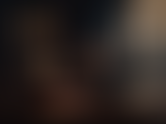 Imagem de um microscópio ao lado de um martelo de juiz em uma mesa, simbolizando justiça e ciência. Ambiente de escritório ou laboratório com iluminação suave