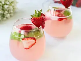 Healthy Strawberry Mocktail Spritzer