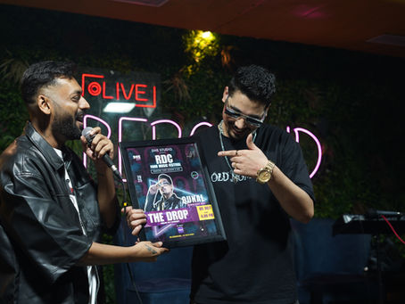 Emcee Agranshu handing over Title to Qunal at RDC Food Music Festival
