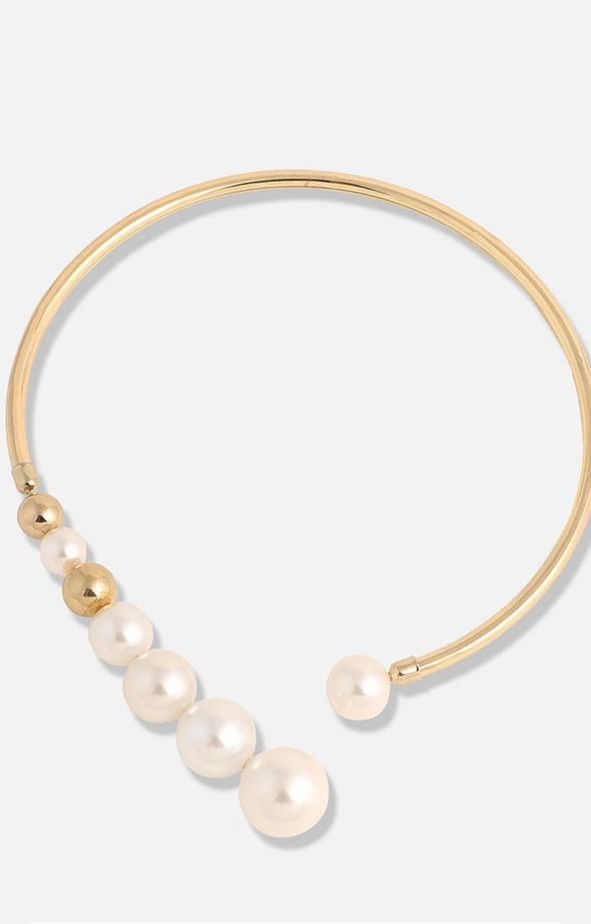 Elegant gold necklace with pearls, close-up shot, classic jewelry design.
