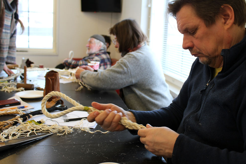 Janne Engeldahl (t.h.) beundrar sin splitsning med Sussi Owren och Torsten Heideman i bakgrunden.