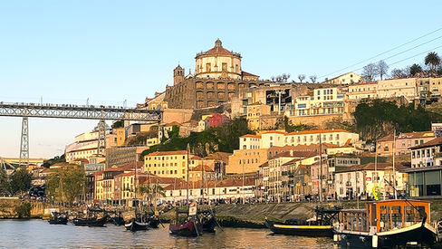 Vista da Ribeira do Porto e do Mosteiro da Serra do Pilar com a Ponte Luís I sobre o rio Douro