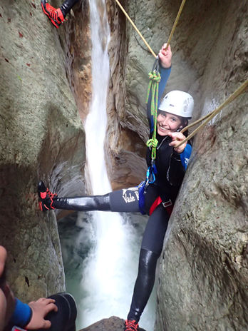 ici passage sur une main courante sportive et aérienne dans le canyon du pont du diable prés de chambery