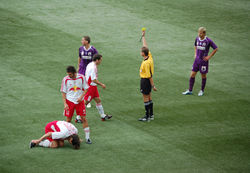 Verwarnung_im_Fussball-RB_Salzburg-18-09-2005