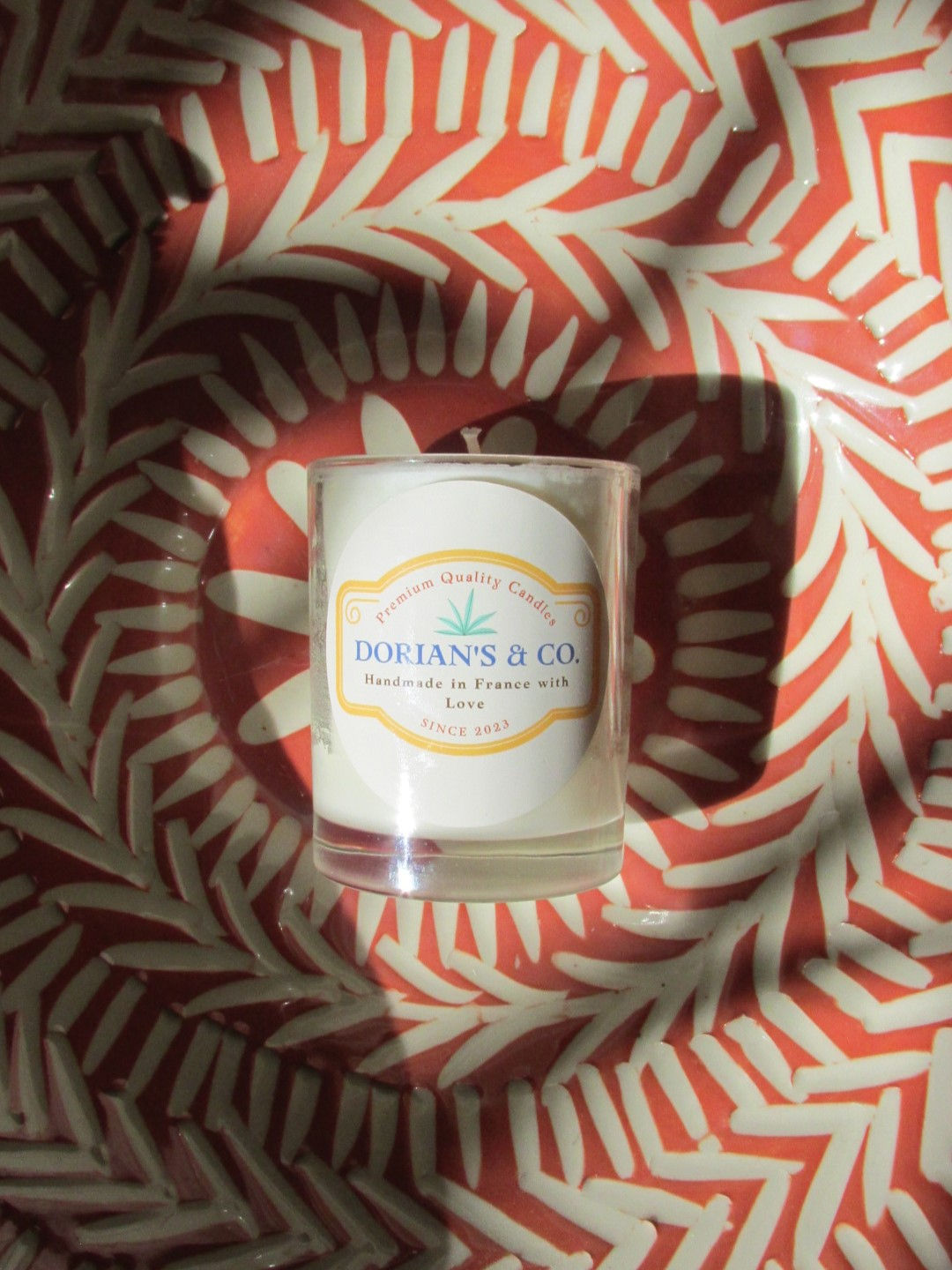 Bougie sur fond géométrique terracotta et blanc