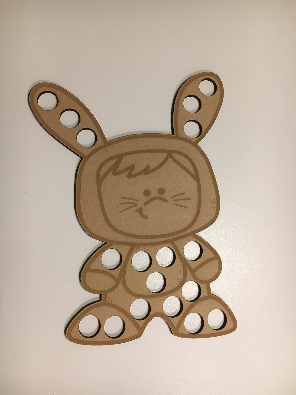 Kind verkleed als paashaas - met gaten