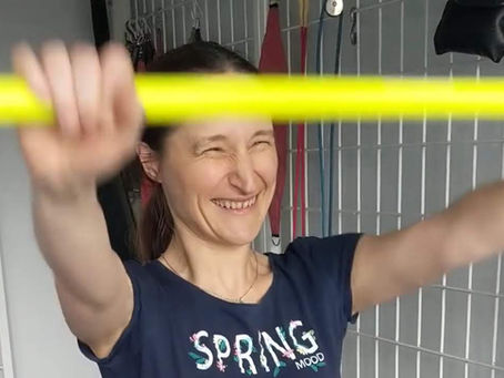 Nauka ćwiczeń na sali gimnastycznej