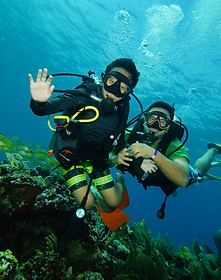 Dos buceadores haciendo buceo arrecifes en cancun