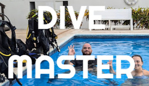 Dos personas en una piscina muestran señales de OK, rodeadas de equipo de buceo. El texto dice "DIVE MASTER". Los tranquilos tonos blanco y azul crean el ambiente perfecto para un entrenamiento de buceo profesional en Cancún.