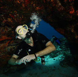 Diver taking tBUCEADOR AVANZADO PADI EN CANCUNhe Advance Diver Course