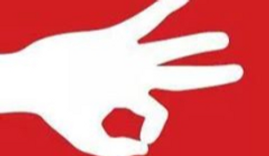 Mano blanca sobre fondo rojo que conecta con la página de inicio de Scuba Total Cancún