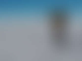 Um homem caminhando sobre a neve