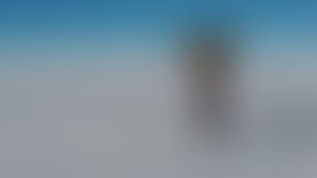 Um homem caminhando sobre a neve