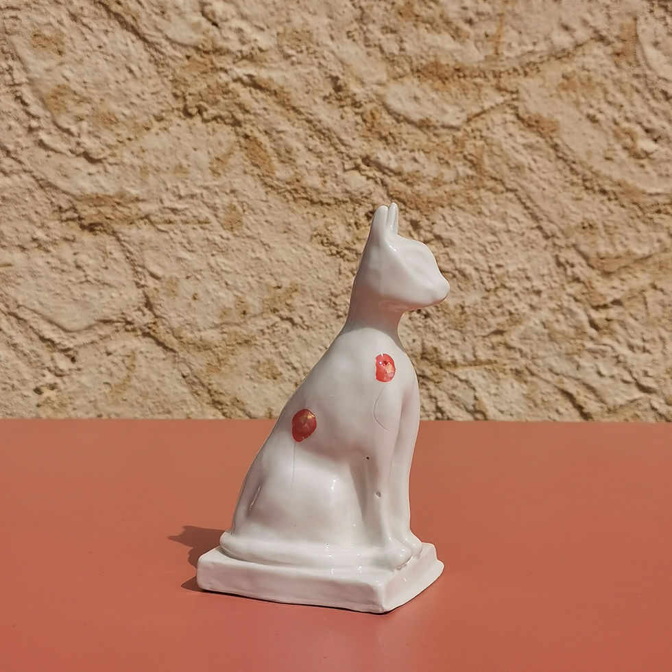 Miniature : Décoration - Chat coulé en porcelaine blanche décorée aux engobes colorés. Céramique artisanale. Fait main. Made in France
